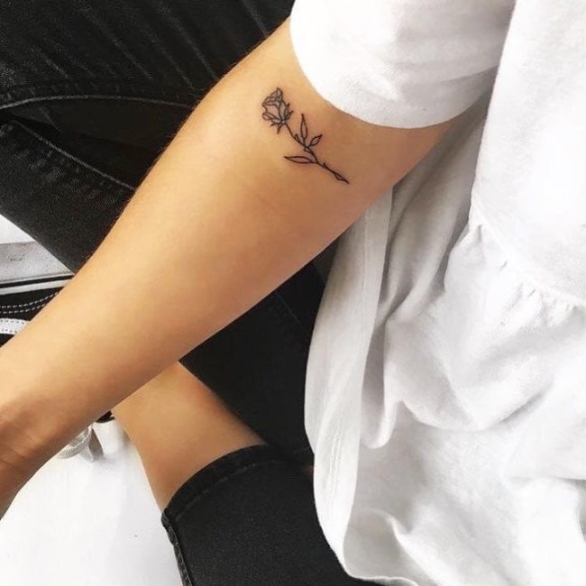 ¿Qué significa una rosa en un tatuaje?
