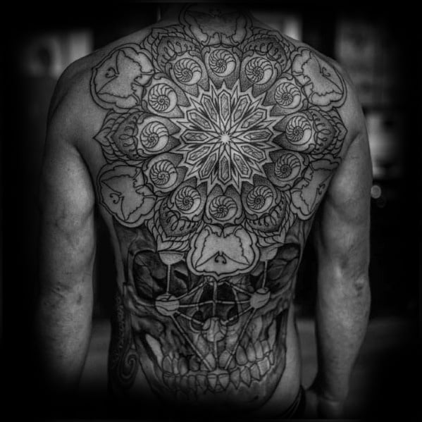 tatuaje calavera en espalda 65