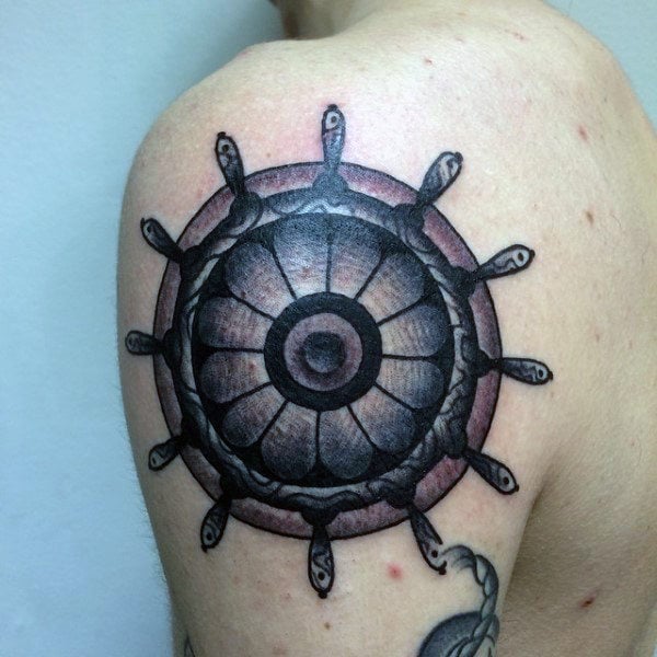 tatuaje timon barco 108