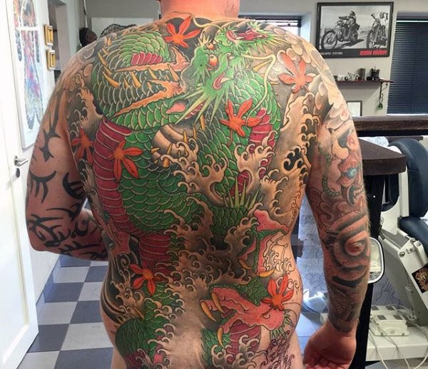 tatuaje dragon en espalda 40