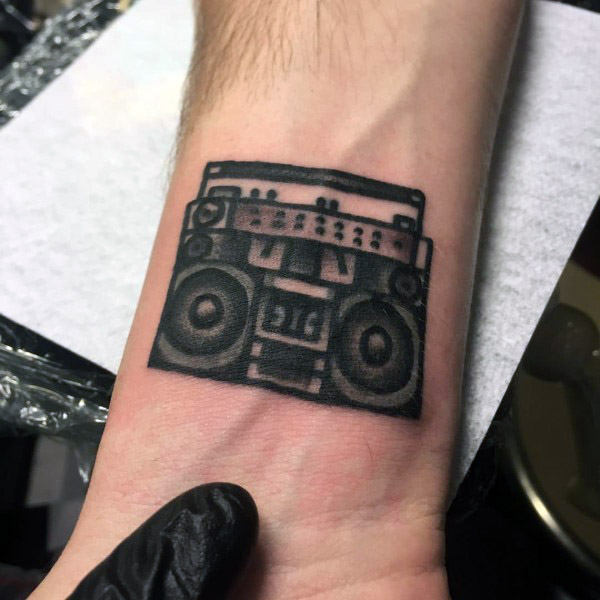 50 Tatuajes de radio cassettes o radios antiguas