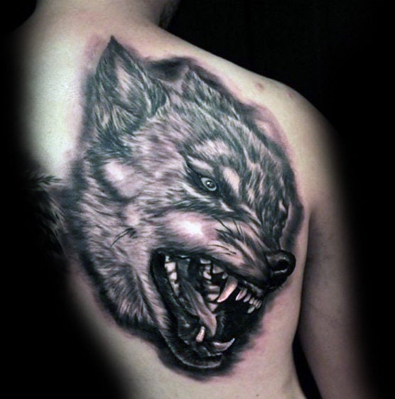 tatuaje lobo en espalda 03