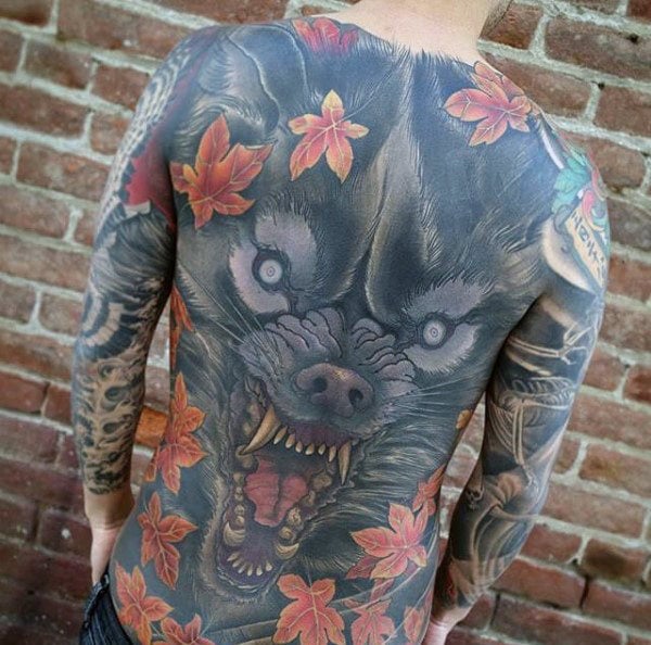 tatuaje lobo en espalda 15