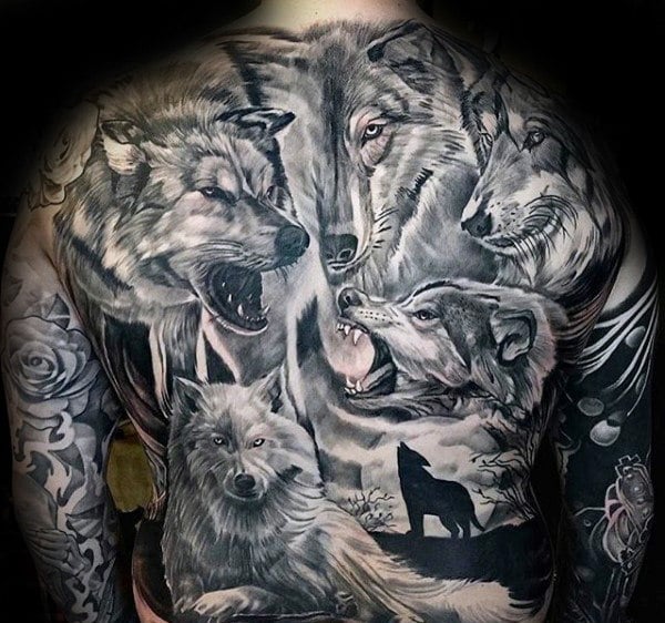 tatuaje lobo en espalda 37