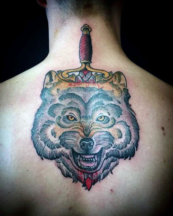 tatuaje lobo en espalda 51