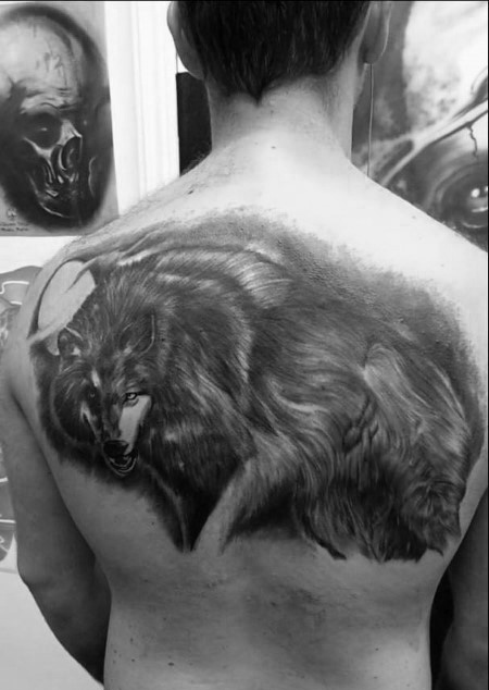 tatuaje lobo en espalda 55
