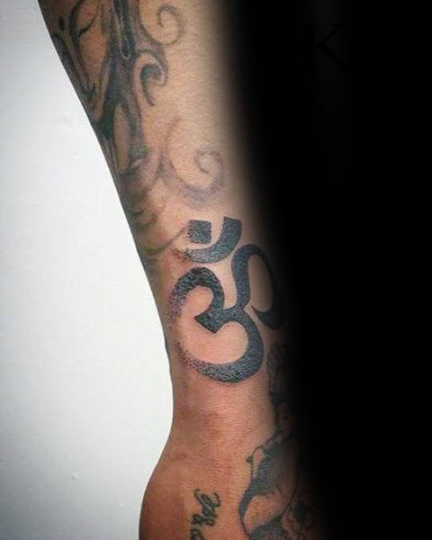 tatuaje simbolo om 60