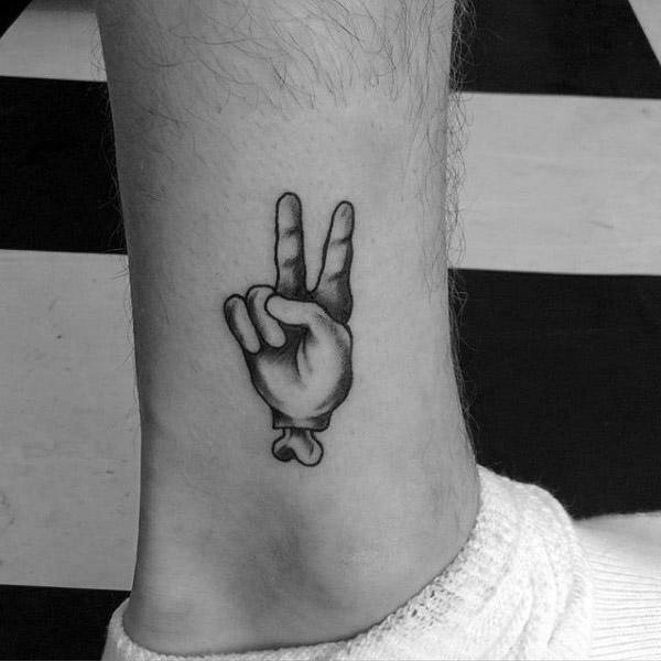 tatuaje simbolo paz 60