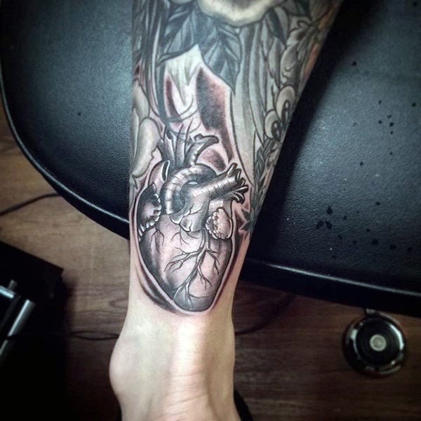 tatuaje corazon anatomico real 151
