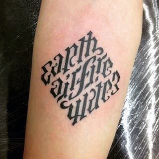 tatuaje palabra ambigrama 59