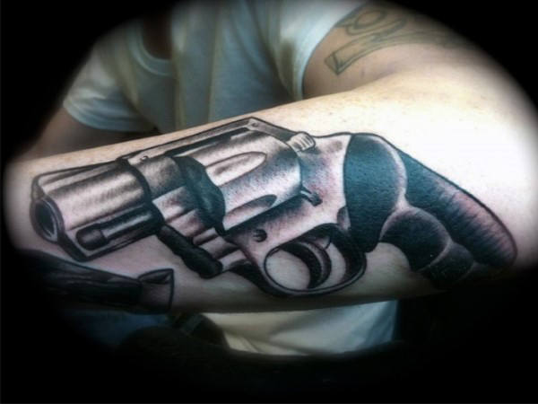 tatuaje pistola 67