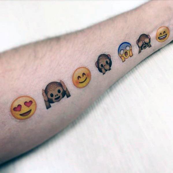 30 Tatuajes de emojis (Con su significado)
