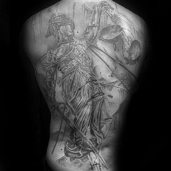 tatuaje dama justicia simbolo 18