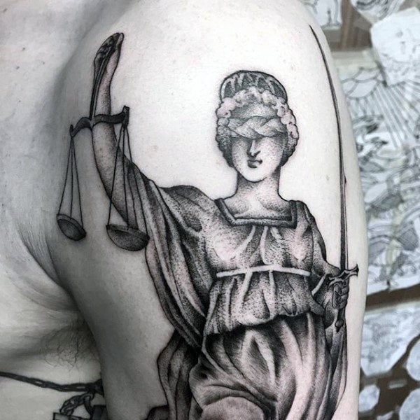 tatuaje dama justicia simbolo 38