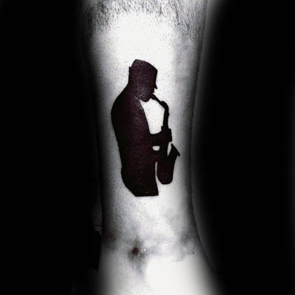 tatuaje saxofon 40