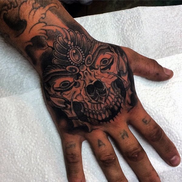 tatuaje calavera en la mano 13