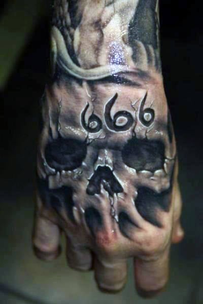 tatuaje calavera en la mano 47