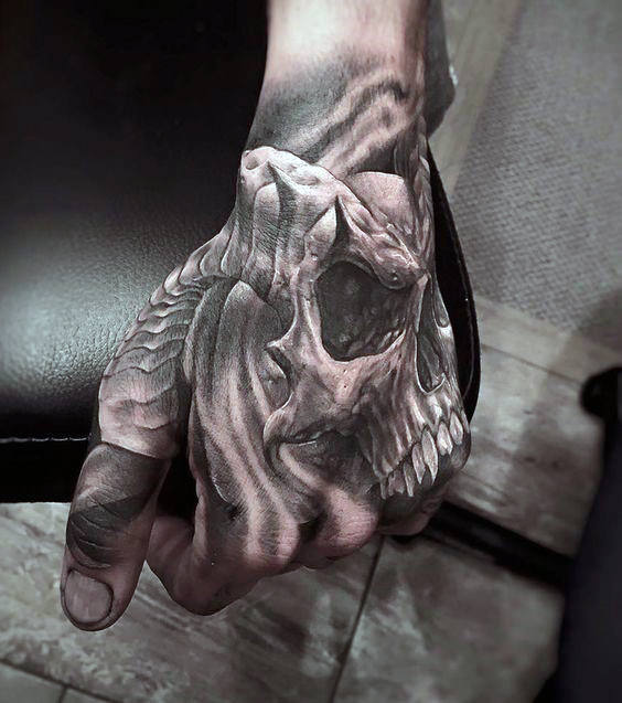 tatuaje calavera en la mano 99