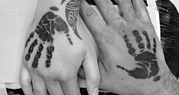 tatuaje huellas de manos 05