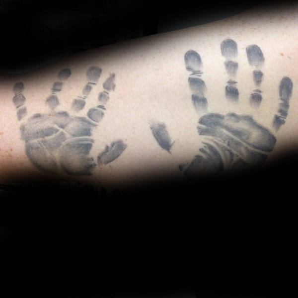tatuaje huellas de manos 23