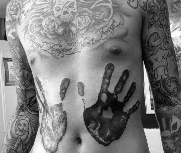 tatuaje huellas de manos 37