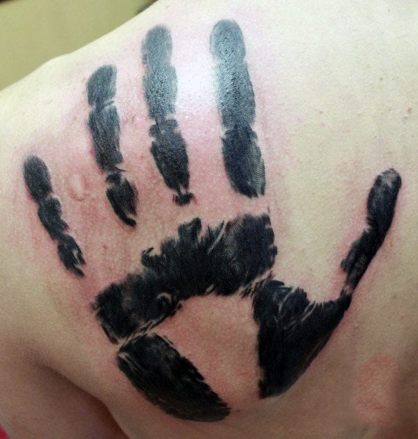 tatuaje huellas de manos 47