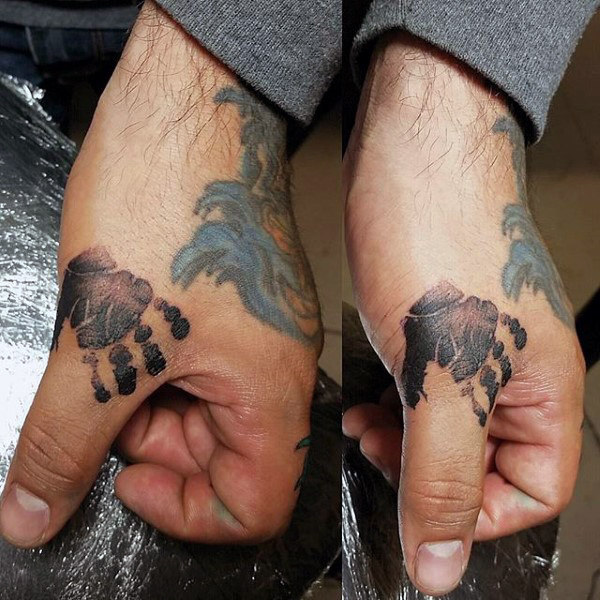 tatuaje huellas de manos 49