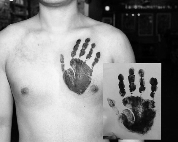 tatuaje huellas de manos 51