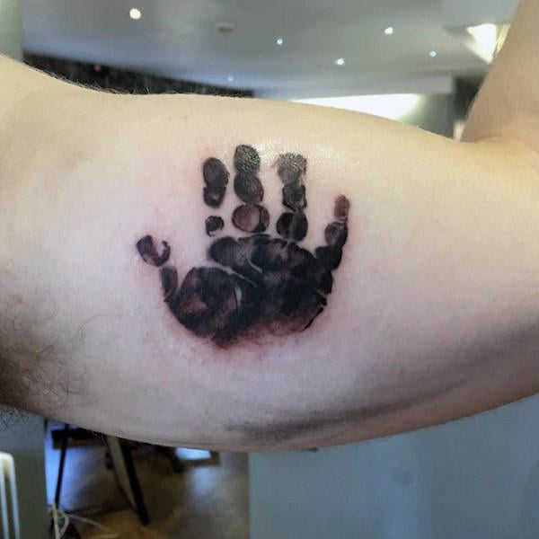 tatuaje huellas de manos 55