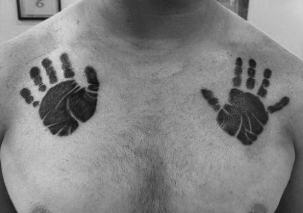 tatuaje huellas de manos 59
