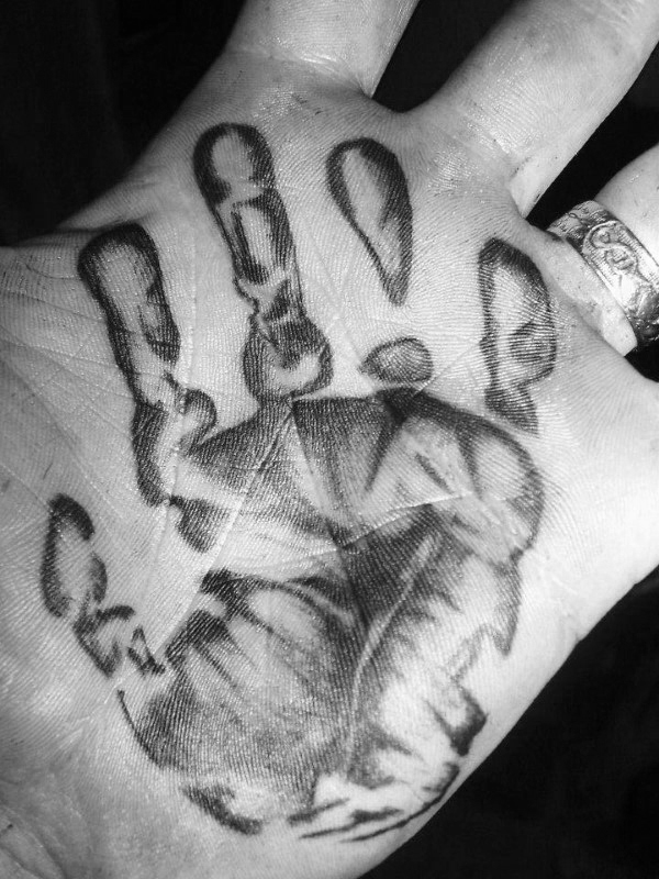 tatuaje huellas de manos 63