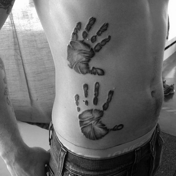 tatuaje huellas de manos 77