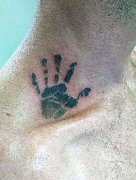 tatuaje huellas de manos 85