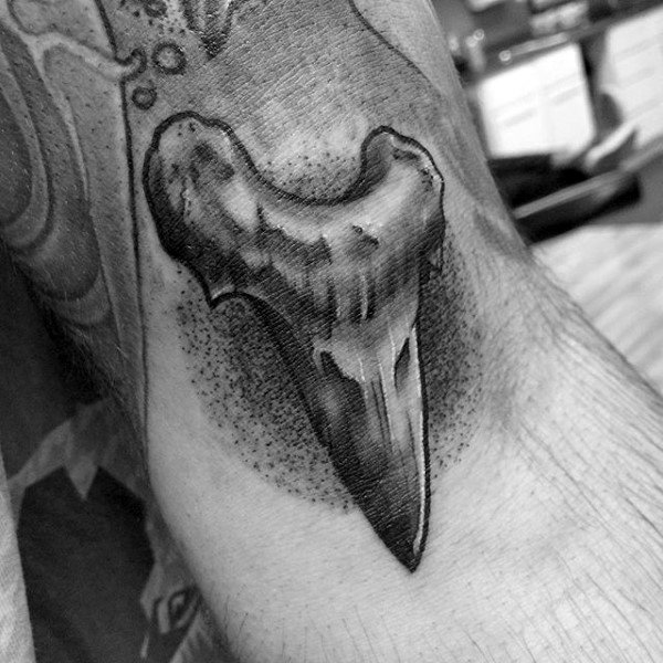 tatuaje mandibula diente tiburon 01