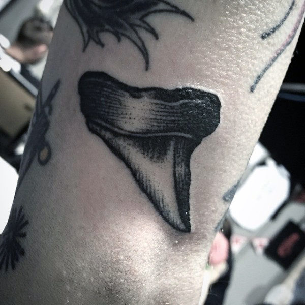 La mandíbula del tiburón: Significado, diseños y simbología de este tattoo