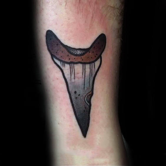 tatuaje mandibula diente tiburon 57