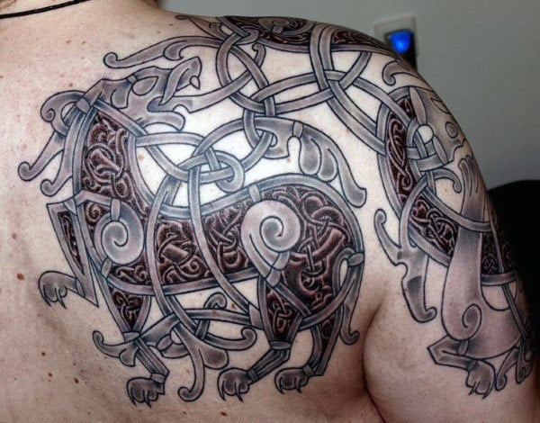 tatuaje parte superior espalda 69