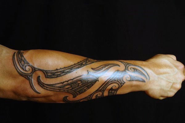 tatuaje tribal en antebrazo 55