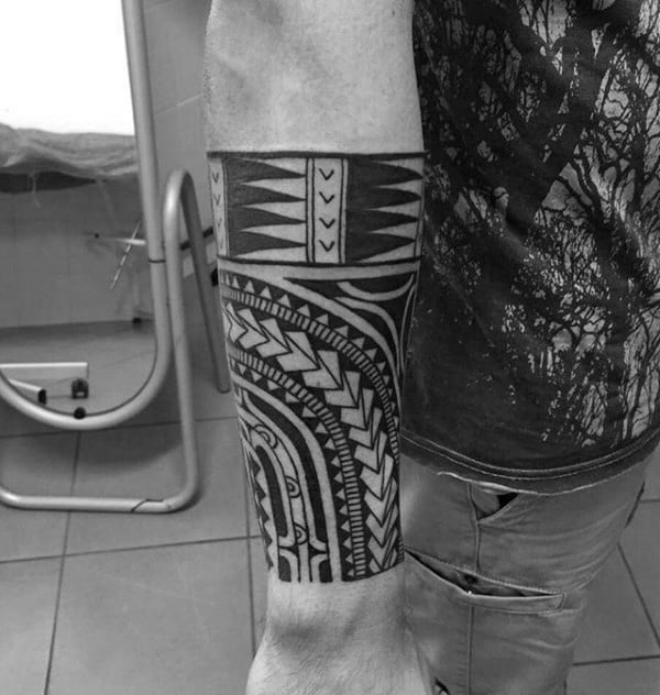 tatuaje tribal en antebrazo 83