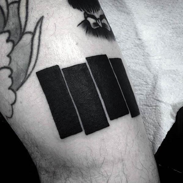 tatuaje bandera negra 37