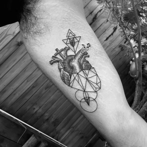 tatuaje corazon geometrico 35
