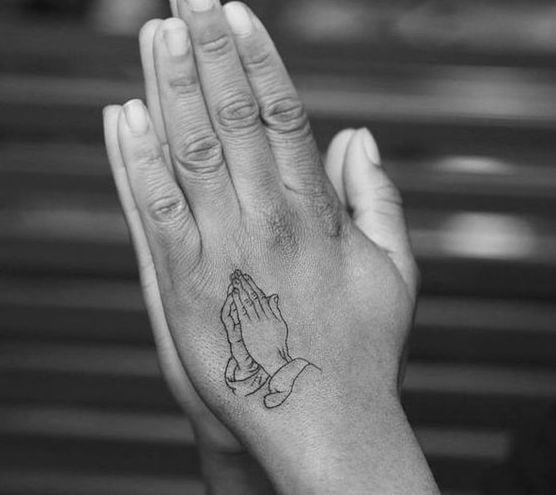 tatuaje manos rezando 107