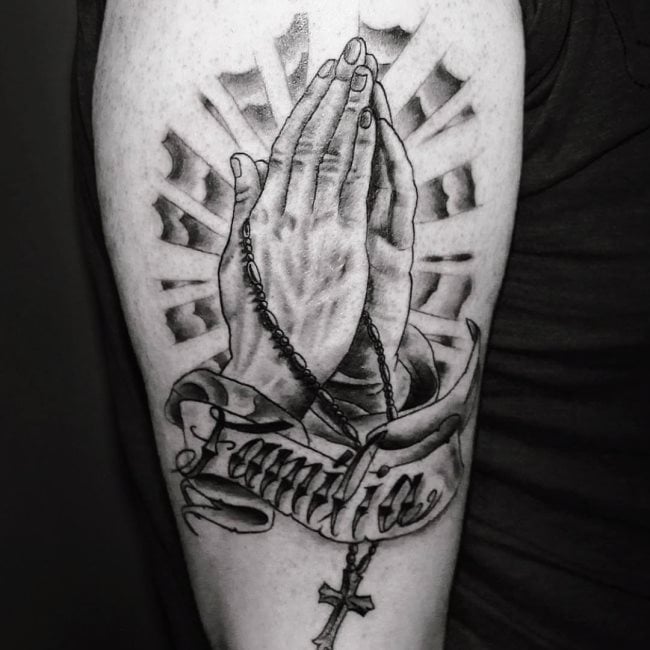 tatuaje manos rezando 193