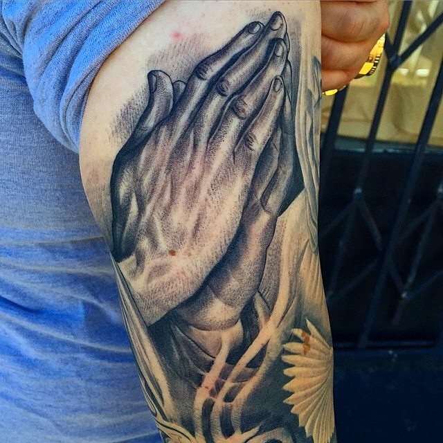 tatuaje manos rezando 213