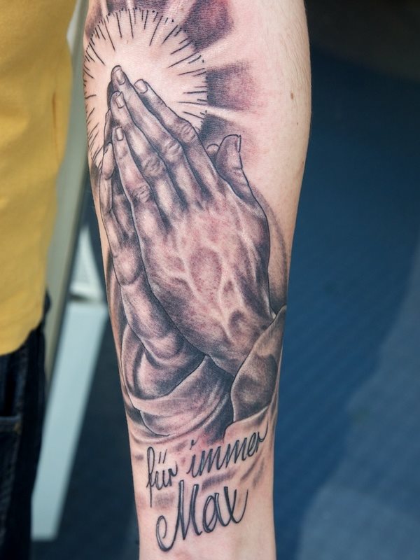 tatuaje manos rezando 231