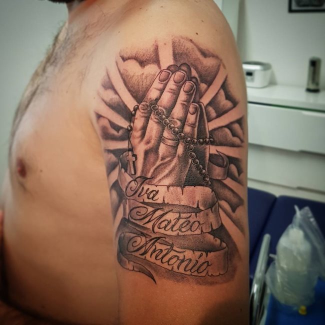 tatuaje manos rezando 301