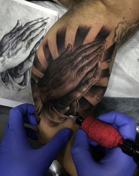 tatuaje manos rezando 31