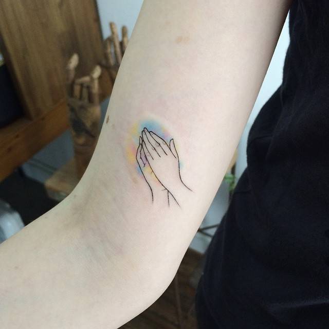 tatuaje manos rezando 381