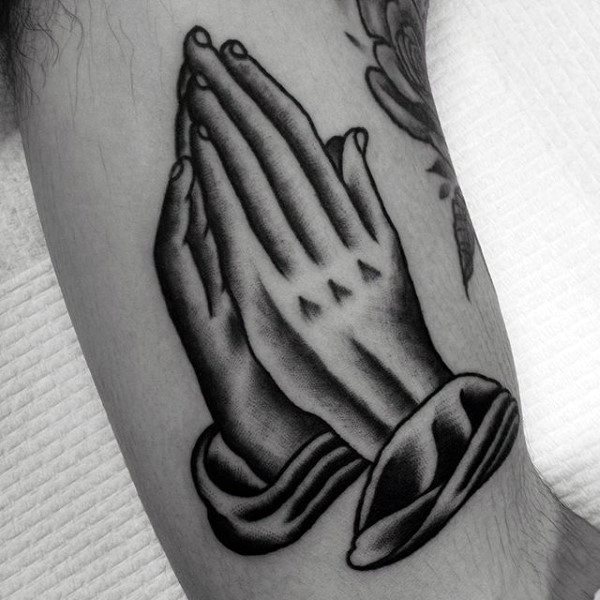 tatuaje manos rezando 387
