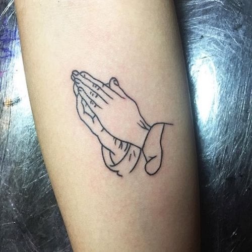 tatuaje manos rezando 395